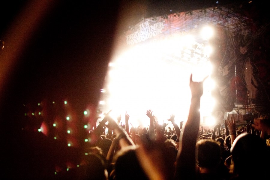 musica,recital,Concierto,mucho,muchos,festejo,festejando,celebracion,rock,diversion,manos levantadas,foco selectivo,Noche