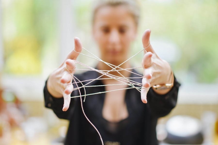 Mujer, cerebro, brillante, negocio, comunicarse, comunicacion, confuso, conectar, conexion, dedos, manos, manos, laberinto, lío, sucio, red, red, redes, cuerdas, concepto, 