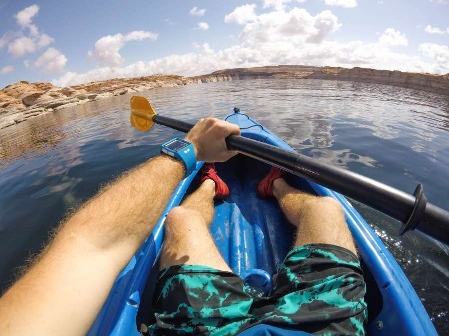una persona, gente, pov, point of view, kayak, deportes, actividad, vacaciones, exterior, rio, remar, remo, verano, 