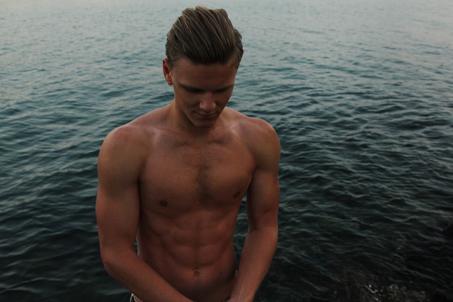 hombre, joven, 20 años, frio, mojado, mar, agua, rio, baño, bañarse, verano, musculos, 