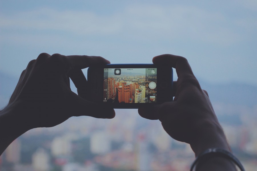 paisaje, urbano, una persona, gente, hombre, manos, manos, celular, telefono, movil, foto, fotografia, tomando, blur, concepto, tecnologia, edificios, 