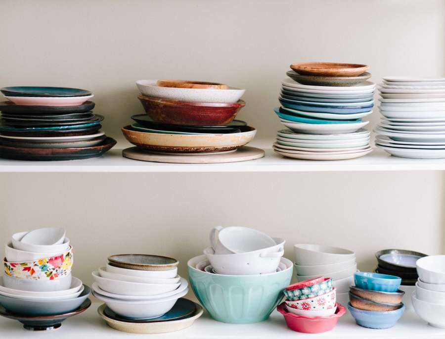 ceramica, plato, platos, bowl, cocina, estante, repisa, estanteria, vajilla, colorido, colores, moderno, diferente, apilado, pila, mucho, 
