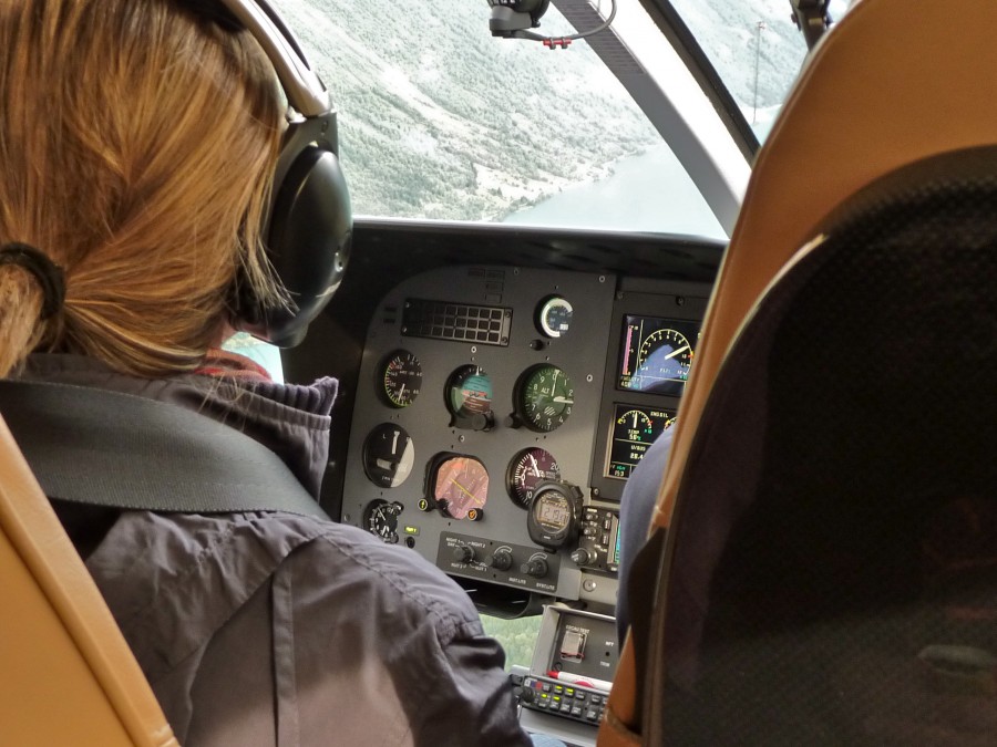 dos personas, hombre, mujer, helicoptero, volar, transporte, intrumental, panel, instrumentos, navegacion, navegar, reloj, rubio, rubia, 