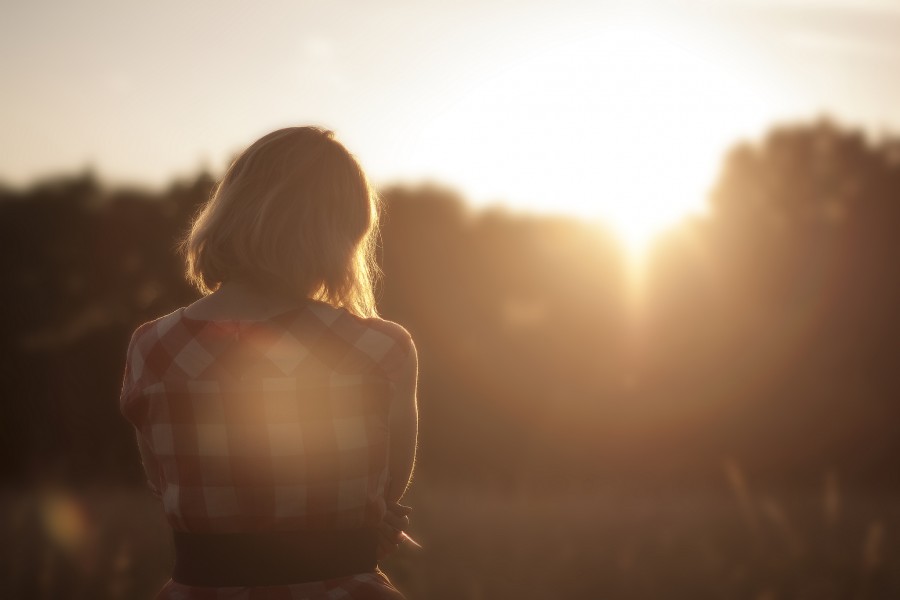 una persona, moda, gente, mujer, atardecer, rubio, vista de frente, puesta de sol, camisa, vintage, joven, horizonte, 