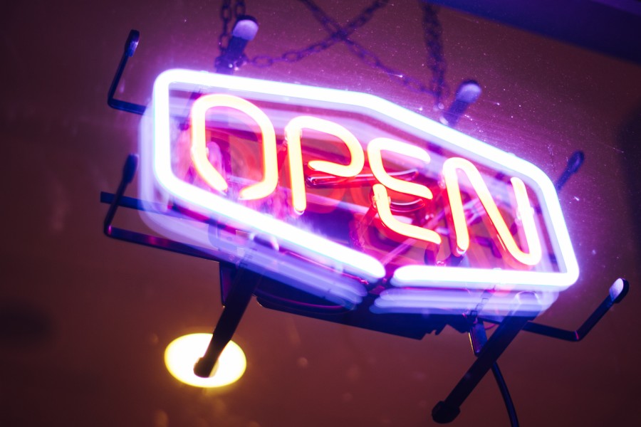 letrero, cartel, abierto, primer plano, luz, iluminado, neon, entrada, señal, concepto, 