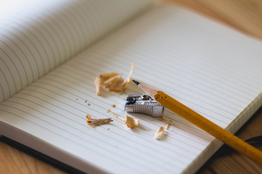 anotador, lapiz, punta, sacapuntas, escritorio, cuaderno, nadie, hoja en blanco, escritura, 