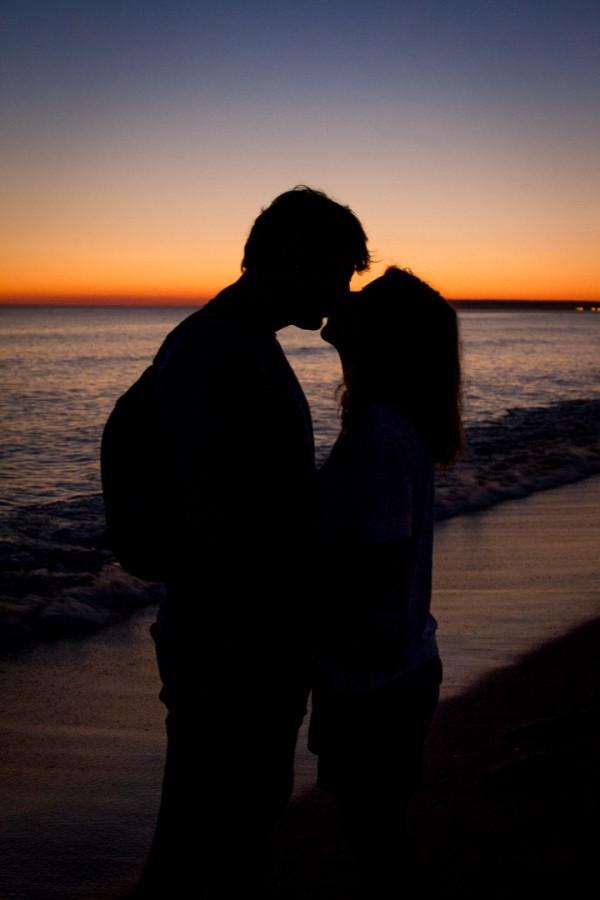dos personas, gente, pareja, adulto, adultos, atardecer, puesta de sol, playa, mar, costa, sombra, beso, amor, besando, 30 años, 