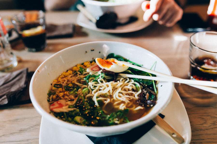 comida, sopa, cocina, asiático, japonés, ramen, comida, cocina, cabeza, cuenco, almuerzo, delicioso, chino, tradicional, fondo, plato, Japón, cena, Asia, caliente, saludable, gastrónomo, huevo, carne, palillos, cerdo, tallarines, cebolla, sabroso, fresco, soja, blanco, miso, vegetales, caldo, udon, salsa, comiendo, restaurante, hervido, comer, vegetales, menú, cultura, aislado, verde, palillo, pollo, ingrediente, picante