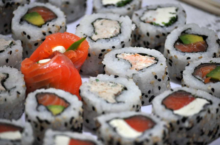 Sushi, comidas, Comida Japonesa, Salmon Rosado, Salmon, Palta, Aguacate, Arroz, Comidas y bebidas, Plato, Grupo grande de objetos, 