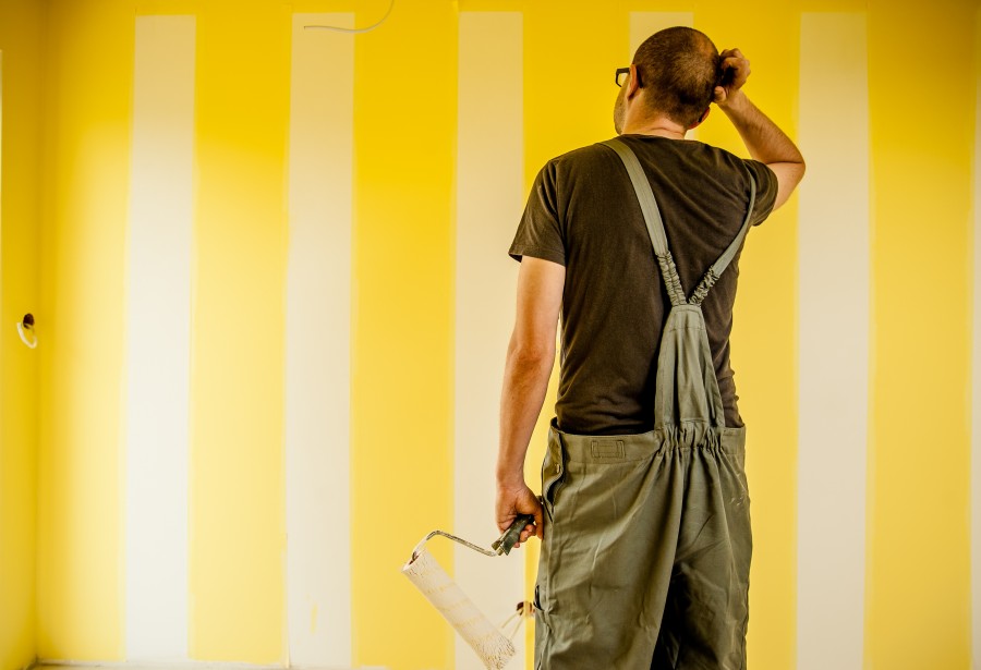 hombre, adulto, pintor, pintura, pintar, interior, amarillo, rodillo, actividad, decoracion, pensar, duda, dudoso, paredes, 