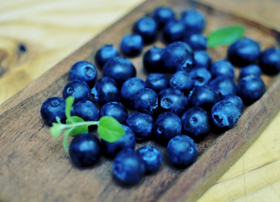 arandanos, frutas, dulce, sano, saludable, natural, arándano azul, silvestre, bayas, medicinales, ericáceo, comestible, tabla de madera, hoja de menta