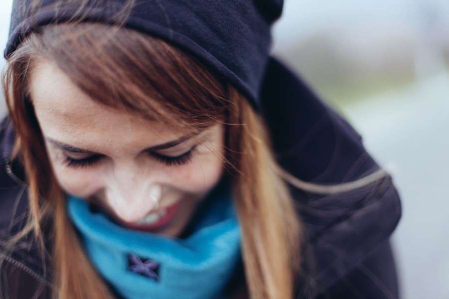 una persona, gente, mujer, sonriendo, sonrisa, invierno, joven, timido, timidez, verguenza, amor, feliz, felicidad, modelo, piercing, 