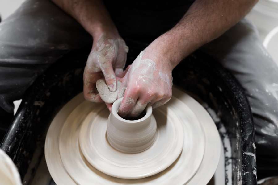 alfarero, rueda, cerámica, art, arcilla, trabajo, arte, sucio, habilidad, cerámico, hombre, mano, artista, taller, dominar, hecho a mano, cuenco, fabricación, creativo, hacer, moldura, giro, autoaislamiento, maceta, vaso , pequeña empresa, artesanía, negocio, creación, estudio, artesano, creatividad, forma, barro, tradicional, mojado, mesa, marrón, gente, cerámica, Alfareros, loza de barro, Esculpir, formar, artesano, diseño, masculino, negocio familiar, propietario ver
