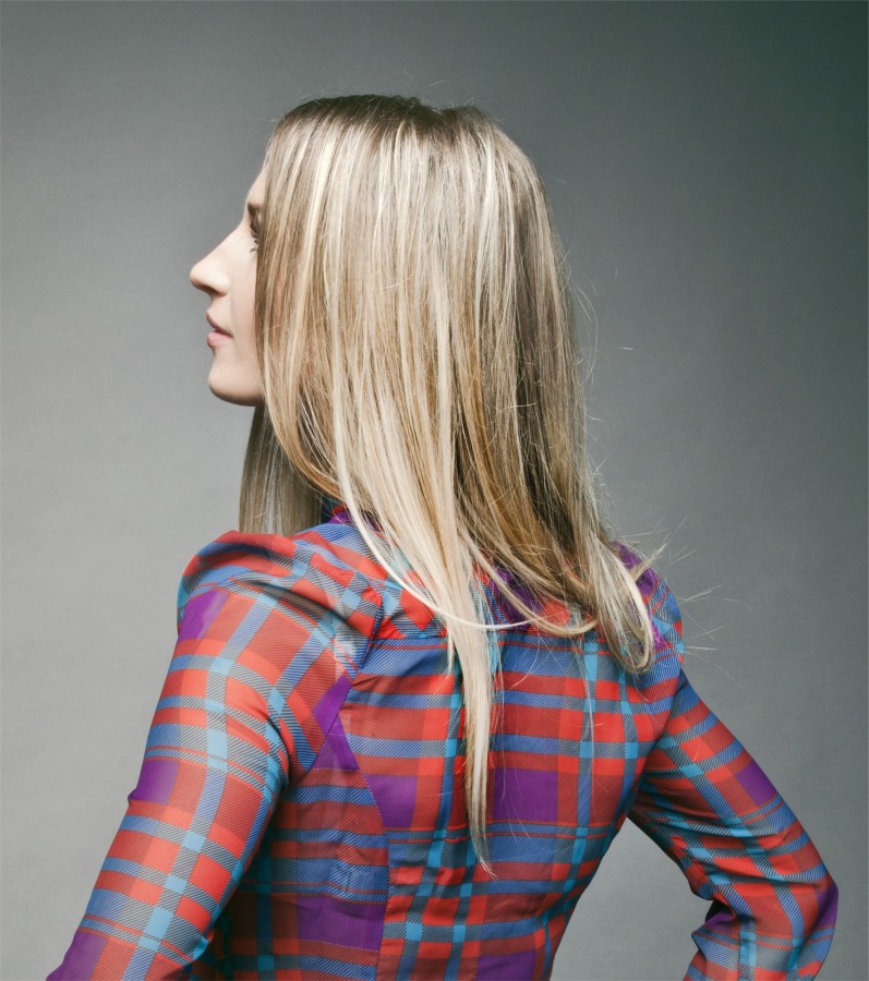 una persona, gente, mujer, joven, 20 años, camisa, fashion, escoses, moda, rubia, cabello, 