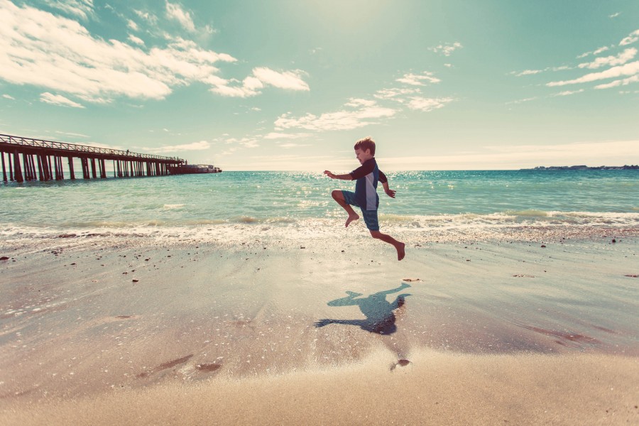 una persona, gente, niño, jugando, jugar, playa, costa, saltar, salto, alegria, niñez, vacaciones, 5 años, saltando, sombra, felicidad, 