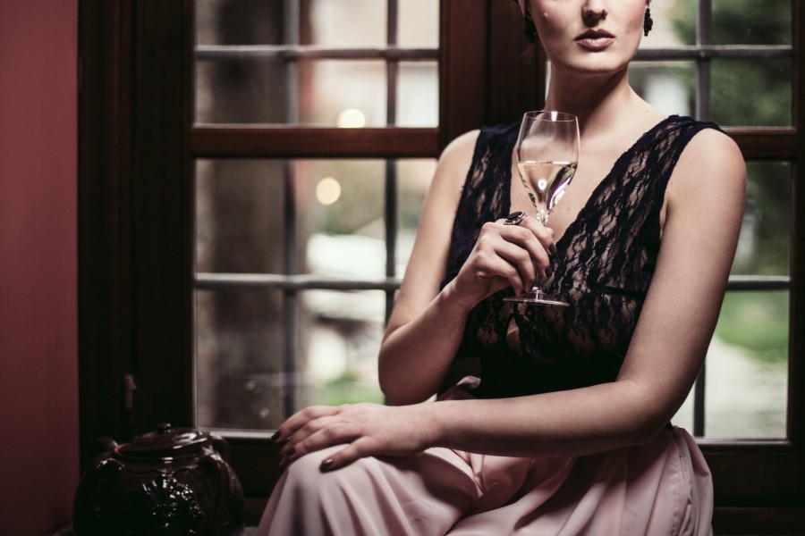 mujer, elegante, interior, tomando, bebida, beber, copa, vino, joven, belleza, serio, vino blanco, 