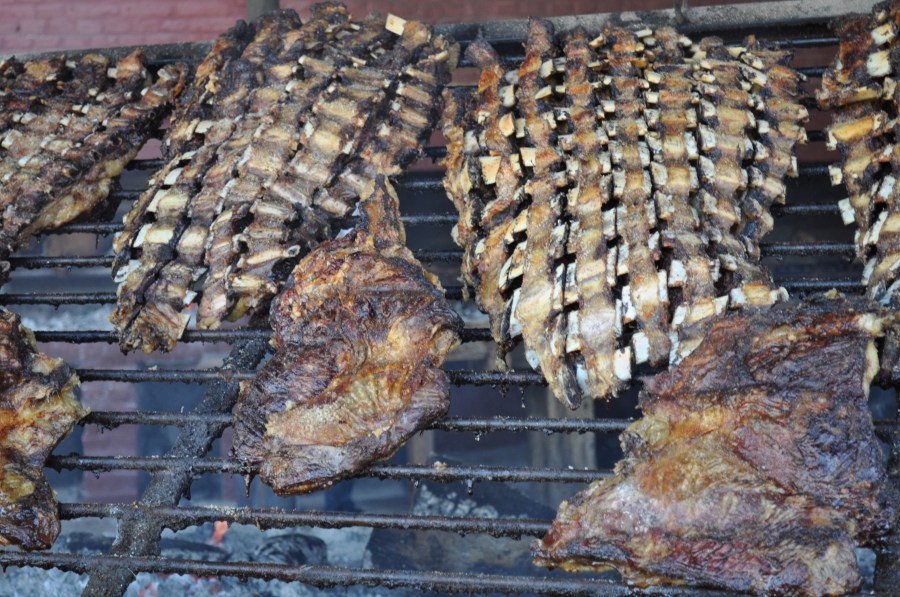 Asado,Asador,Parrilla,Comida Tipica,Tradicion,Campo,Carne,Costillar,Costillas,BrasasCocido,Caliente,Grasa