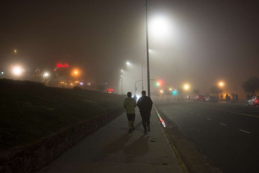niebla, ciudad, persona, brumoso, misterio, oscuro, ligero, gente, silueta, calle, negro, otoño, hombre, fondo, sombra, para caminar, caminar, noche, niebla, escalofriante, solo, misterioso, al aire libre, pueblo, acera, invierno, urbano, miedo, tristeza, la carretera, camino, horripilante, naturaleza, paisaje, concepto, abstracto, blanco, soledad, espalda, clima, lluvia, de miedo, ver, soledad, movimiento, parque, pavimento, vida en la ciudad, sendero, triste
