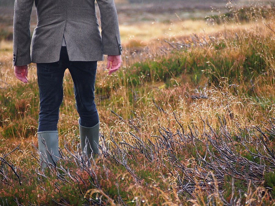  Hombre, exterior, primavera, bota, botas, saco, gris, vista de atras, 20 años, 30 años, libertad, campo, escena rural, 