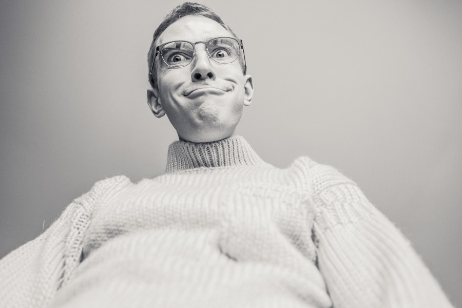 blanco y negro, broma, chistoso, hombre, adulto, 40 años, lentes, gracioso, divertido, 