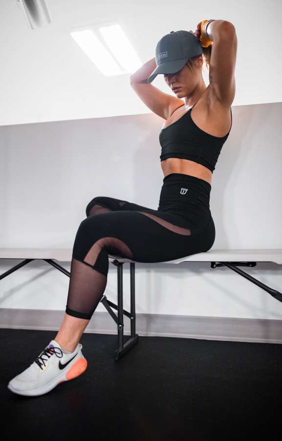 Gimnasio, niña, mujer, actividad, personas, deporte, entrenamiento, fitness, entrenamiento, ajuste, cruz, zapatillas de deporte, cool, ropa deportiva, urbano, elegante, zapatos, deportivo, polainas, jóvenes, jóvenes, desgaste, atuendo, modelo, estilo de vida, basculador, ejercicio, ropa, motivación, estilo, atlético, mujeres, moda, calle, acción, humano, estiramiento, jersey, piernas, hermoso, blanco, piso, uniforme, mínimo, gris, interior, yoga, al aire libre, estera, pose, afuera, vida, pared, hacer, ocio, saludable, activo, belleza, forma, cuerpo, concreto, auriculares, relajante, atleta, banco, teléfono, persona, inteligente, trotar, equipo, ponible, usar, correr, auriculares, teléfono inteligente, programa, chino, aplicación, corredor, música, verano, rastreador, pies, reloj inteligente, auriculares, rosa, áspero, hipster, ciudad, mujer, sentado, reloj, descansando, ropa deportiva, escucha, descanso, asiático, multirracial, mensajes de texto, móvil, Delgado
