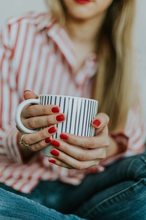 Manos, Uñas, Pintura, Pincel, Esmalte de uñas, Salón, Estilo, Moda, Mujer, Chica, Modelo, Estética, Maquillar, Nailart, Manicura, Uñas acrílicas, Uñas azuladas, Belleza, taza, cafe