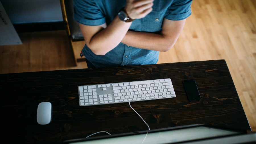 hombre, joven, pensar, pensando, negocios, trabajo, escritorio, ordenador, teclado, idea, concepto, gesto, manos, tecnologia, monitor, primer plano, 