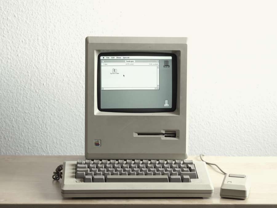 Computadora vintage, apple, computadora, tecnología, oficina, fondo, escritorio, concepto, pantalla, monitor, blanco, negocios, macintosh, diseño, mac, pro, trabajo, laptop, escritorio, mesa, pc, internet, digital, creativo, espacio monitor, casa, moderno, espacio de trabajo, lugar de trabajo, antiguo, comunicación, interior, teclado, bosquejo, retro, café, blanco, información, de madera, disquete, nadie, objeto, madera, arriba, web, macintosh vintage