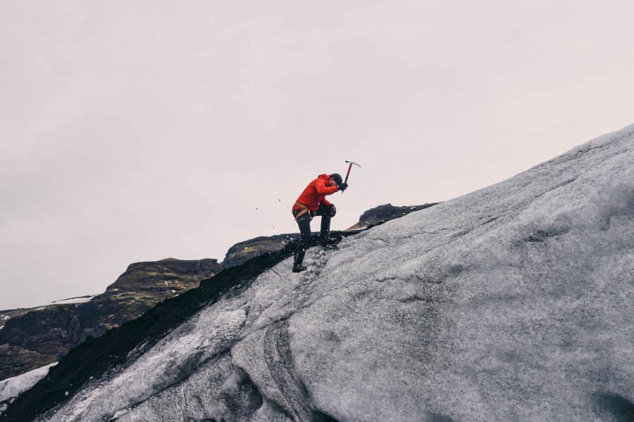 una persona, gente, hombre, deportes, aventura, escalada, pico, hielo, roca, frio, trekking, andinismo, senderismo, 