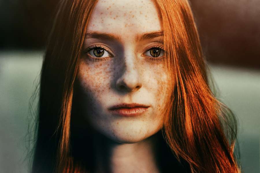 retrato, belleza, hermosa, niña, mujer, rojo, sonrisa, joven, fondo, hembra, atractivo, blanco, estilo de vida, persona, pelirrojo, bonita, linda, modelo, alegre, cabello, estilo, feliz, adulto, peinado, adolescente, casual, natural, juventud, jengibre, oferta, estudio, uno, ternura, bonito, equipar, pecas, adolescente, cabeza, gente, alegría, moda, caucásico, dama, cara, brillante, elegante, camisa, piel, cabello rojo