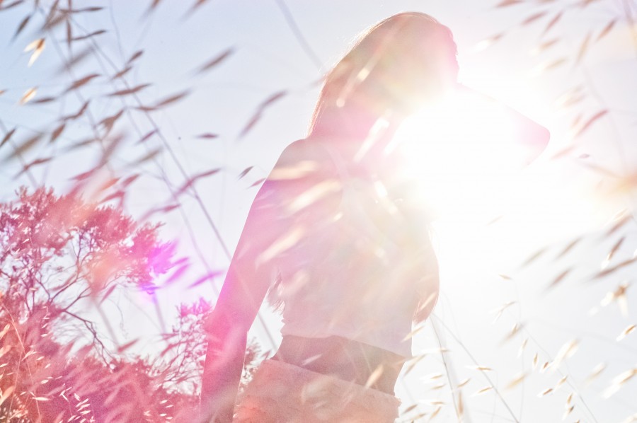 una persona, gente, mujer, atardecer, fondo, reflejo, sol, libertad, relax, primavera, verano, campo, exterior, tiempo libre, 