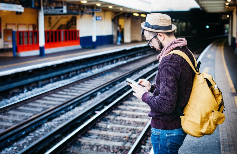 viajero, hombre, estacion, tren, espera, texto, enviar, enviando, mensaje, celular, smartphone, internet, mapa, coneccion, adulto, vacaciones, transporte, dia, mochila, 