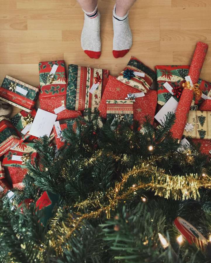 regalo, regalos, pie, pies, nio, expectativa, alegria, navidad, concepto, arbol de navidad, paquete, sorpresa, festividad, festejo, 