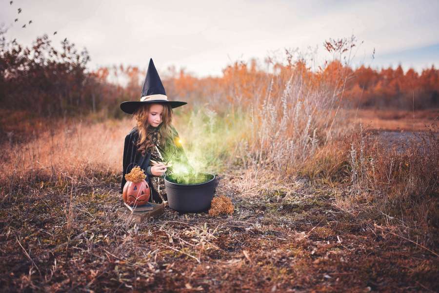 magia, bruja, niña, deletrear, pequeño, brujería, misterio, truco, fantasía, hechicera, hada, traje, mago, prepara, botella, cuchara, revolviendo, cocina, sustancia, terapia, utensilio, charlatanería, tóxico, flores, reloj, alquimia, ingrediente, cocinar, Pociones, mesa, blanco, cuento, reina, celebracion, Víspera de Todos los Santos, celebrar, disfraz, fiesta, hembra, ilustración, poción, vestir, sombrero, tarjeta, linda, póster, Burbujas, fondo, obsesionado, Preparando comida
