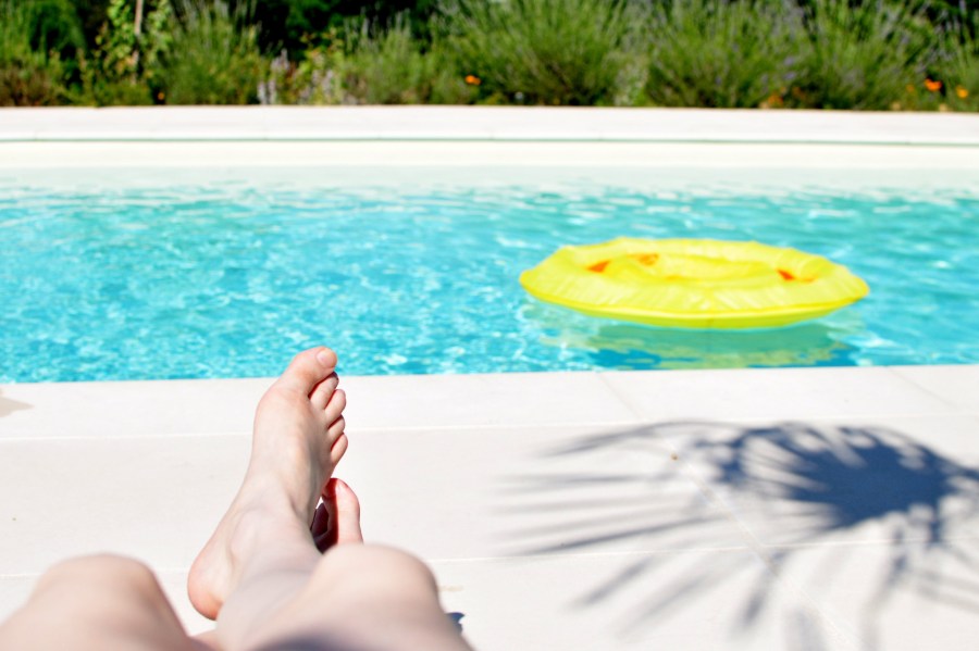 una persona, mujer, relax, pie, pies, pierna, piscina, pileta, exterior, dia, verano, descanso, inflable, dia, 