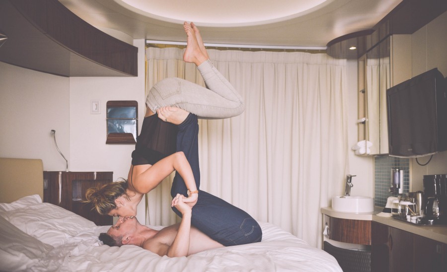 Cama, Dormitorio, Concepto, Ed Gregory, divertido, corazon, Hotel, Mujer, acrobacias, conceptual, lindo, fecha, emocin, sentimiento, diversion, hogar, beso, besarse, amor, amado, amante, hombre, gente, persona, juego , juguetones, relacion, romance, romantico, atractivo, san valentin,
