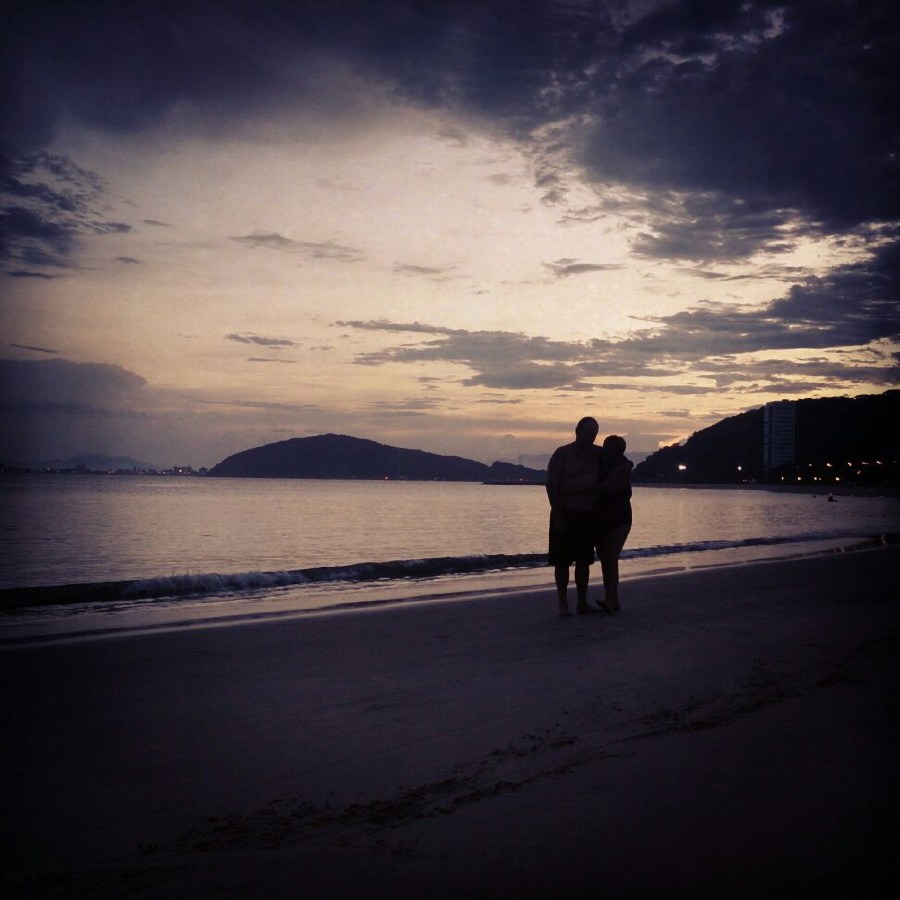 playa, costa, vacaciones, amor, pareja, adulto, adultos, dos personas, abrazo, romantico, brasil, atardecer, ocaso, puesta de sol, silueta, sombra, 