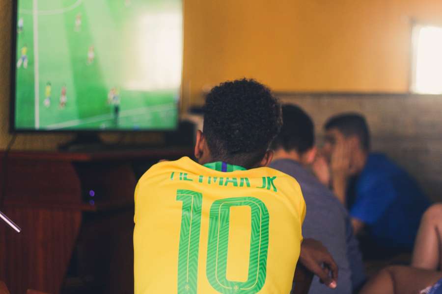 Hombre, futbol, ??Brasil, Brasil, camiseta, jersey, bar, fan, partidario, interior, tv, televisión, juego,
