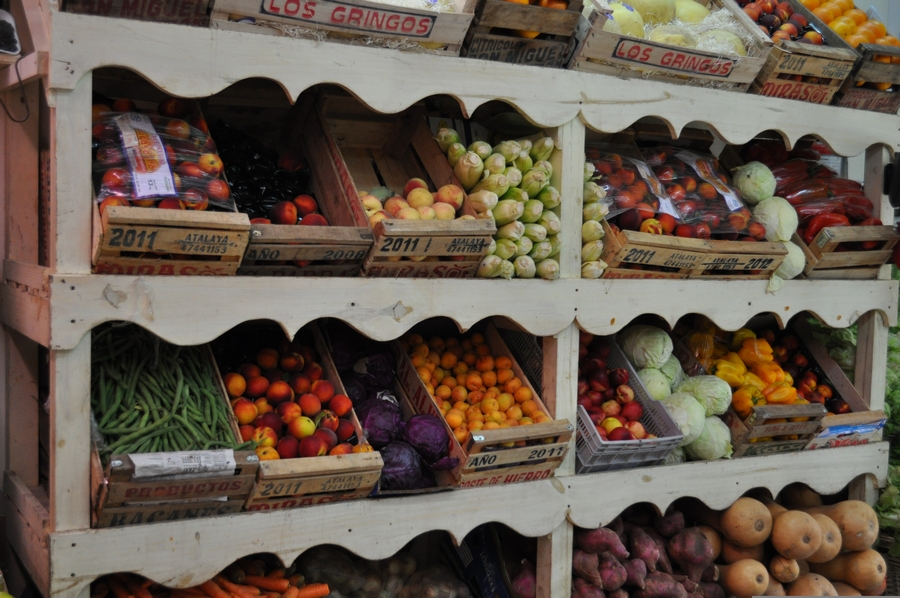 verduleria,interior,verdura,verduras,comidas,comidas,frutas,comerio,vista de frente,apilado,apilados,,P12062014