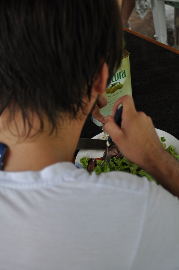 una persona,gente,hombre,comidas,comer, ensalada,sano,light,vista de atrás,comer y beber,,P12062014