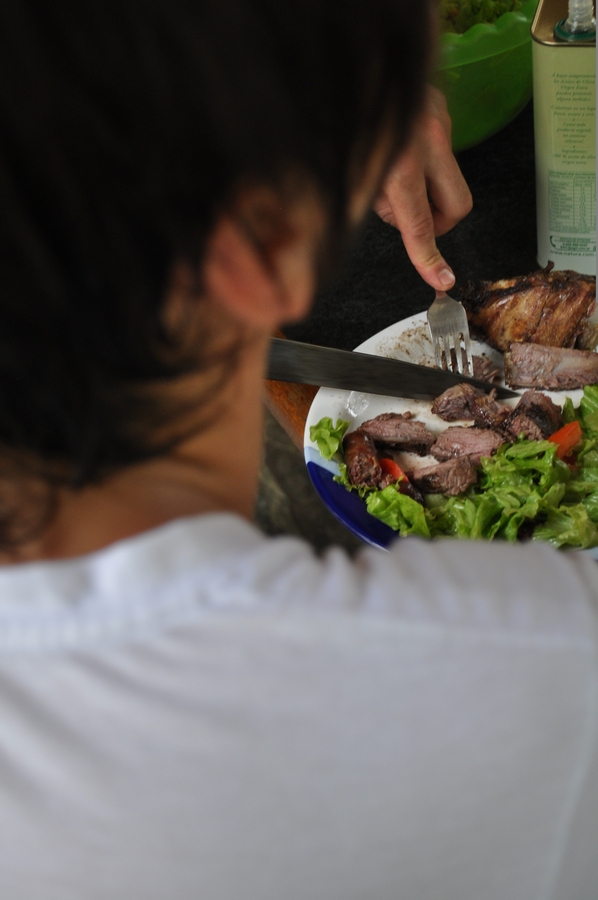 una persona,gente,hombre,comidas,comer, ensalada,sano,light,vista de atrás,comer y beber,,P12062014