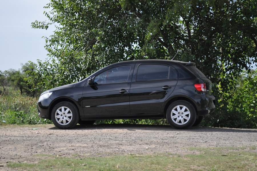 auto,coche,carro,naturaleza,negro,vista de frente,camino de tierra,ruta,rutas,carretera,camino,calle,exterior,tiempo libre,,P12062014