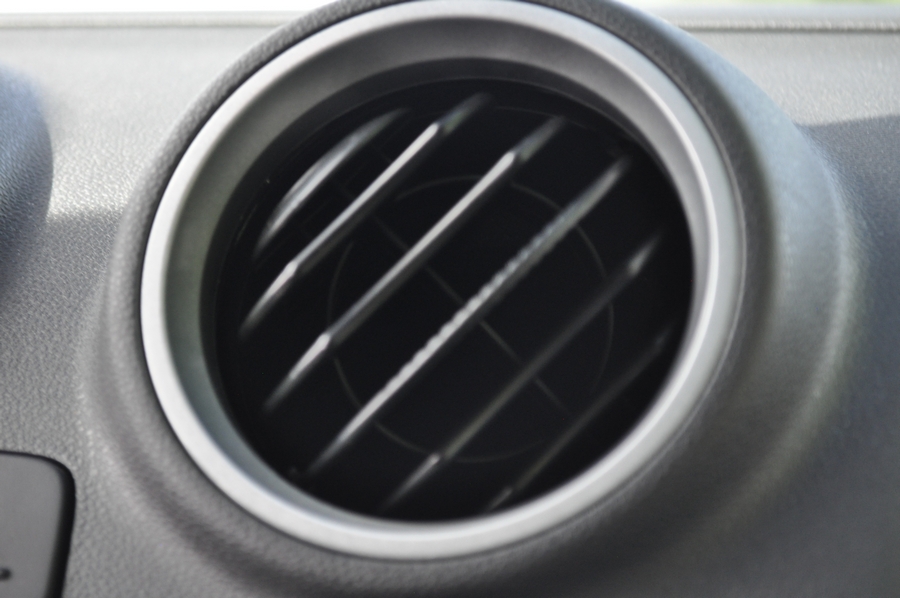 interior,auto,coche,carro,aire,negro,conducir,conduccion,plastico,vista de frente,manejar,manejando,aire acondicionado,rejilla,salida,,P12062014